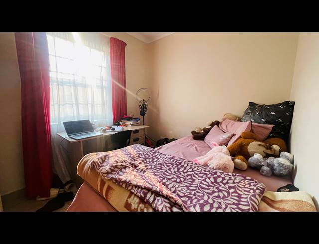 3 BEDROOM FREEHOLD FOR SALE IN THATCH HILL ESTATE